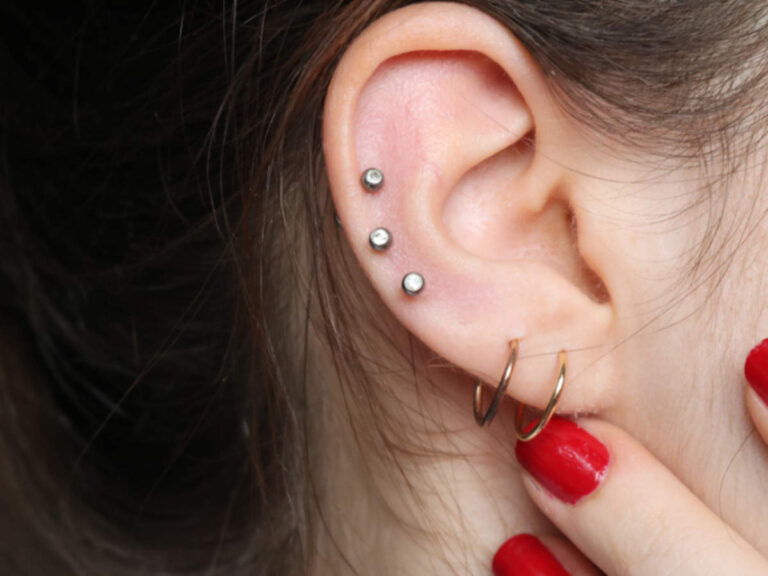 Accumulation de piercings à l&rsquo;oreille : la nouvelle tendance !
