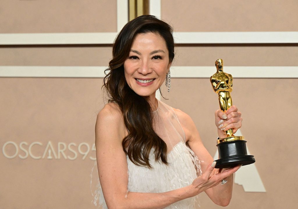 Michelle Yeoh avec son Oscar de la meilleure actrice en 2023, à 60 ans