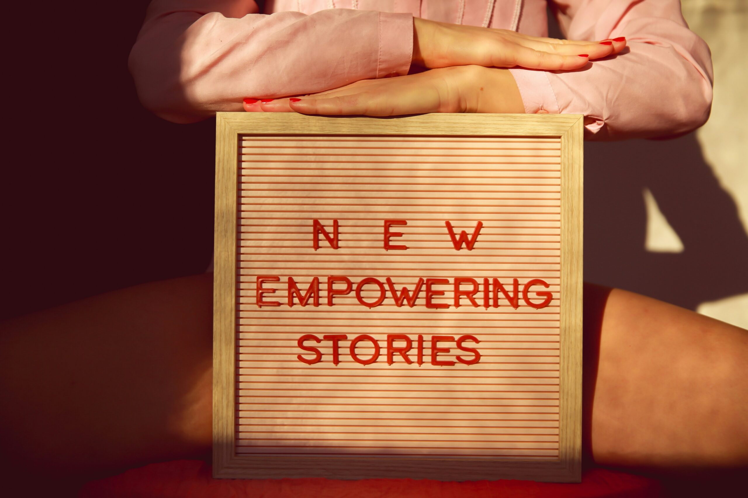 Tableau à lettres lumineux affichant « New empowering stories »